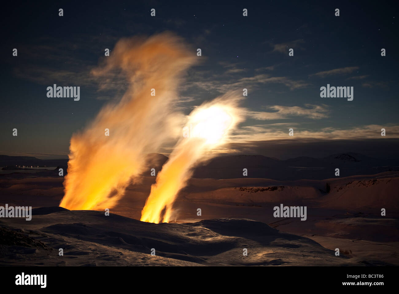 Winter-Sonnenuntergang mit Dampf steigt von Bohrungen bei Nesjavellir Geothermie-Kraftwerk, Island Stockfoto