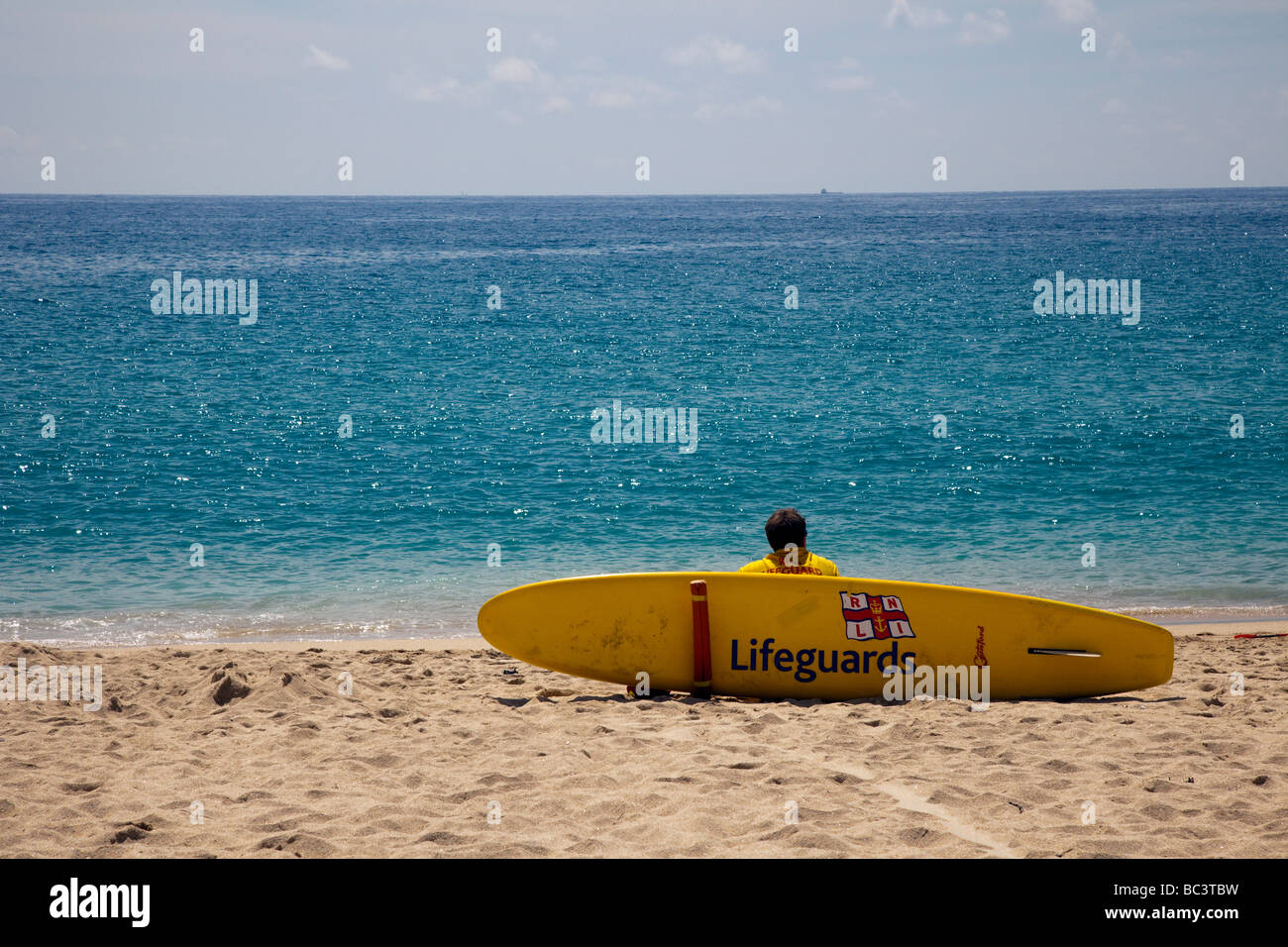 RNLI Lifeguards bewachten Strand Porthcurno, Cornwall, Großbritannien Stockfoto