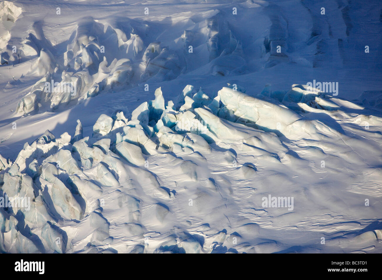 Luftaufnahme der Gletscherspalte Muster, Skridjokull Gletscher, Island Stockfoto
