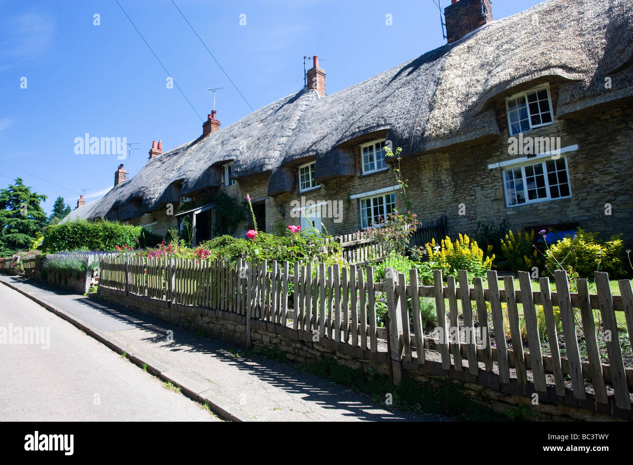 Reihe von Hütten, Cranford St John, Northamptonshire, England, Vereinigtes Königreich Stockfoto