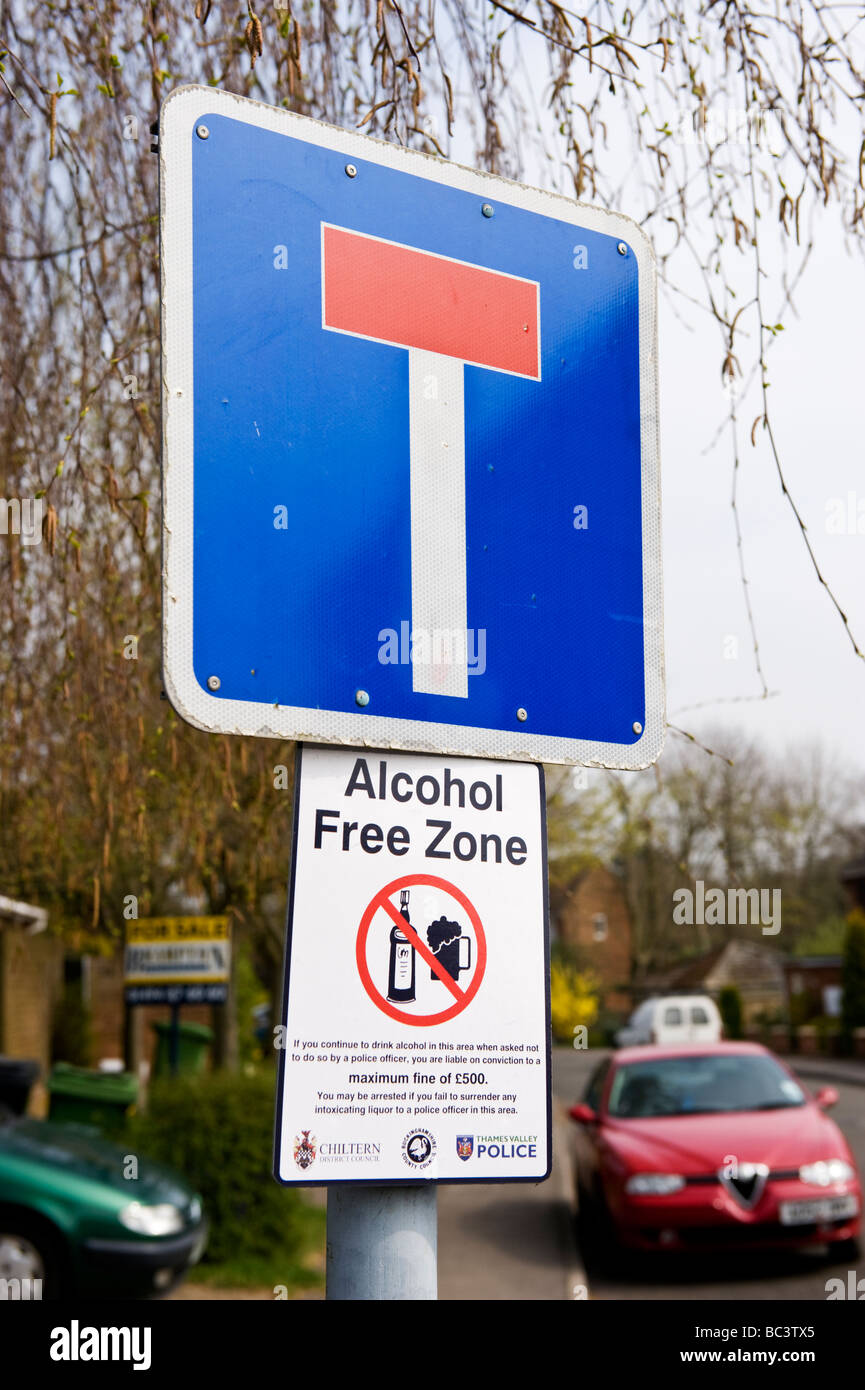 Cul de Sac Straßenverkehr zu unterzeichnen, in einer Wohnsiedlung UK Stockfoto