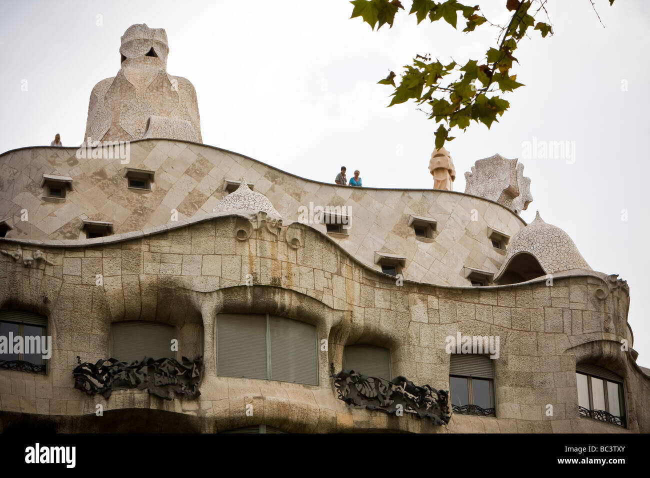 Wellen, die auf der Außenseite des Modernisme-Stilhaus Casa Mila von Gaudi Barcelona Spanien Suche Stockfoto
