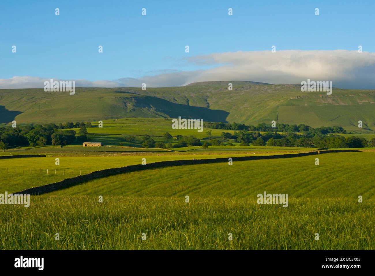 Wolken über Kreuz fiel, Cumbria, England UK Stockfoto