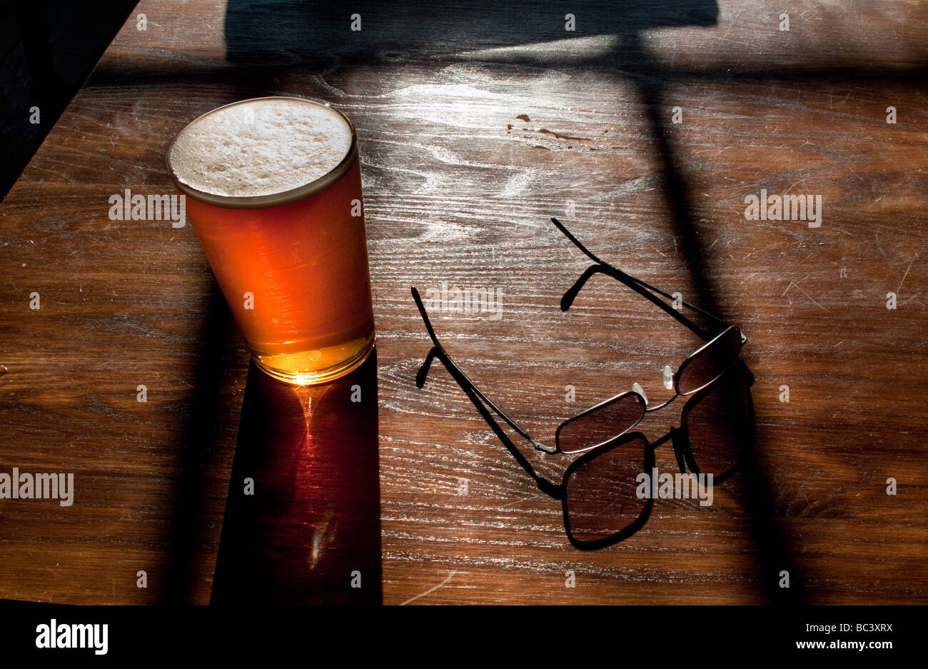 Pint Bier und Gläser Stockfoto