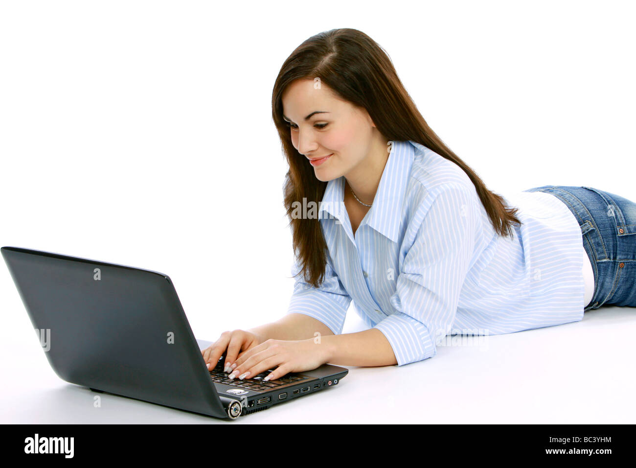 Junge Frau Mit Laptop junge Frau auf ihrem Laptop-Computer Stockfoto