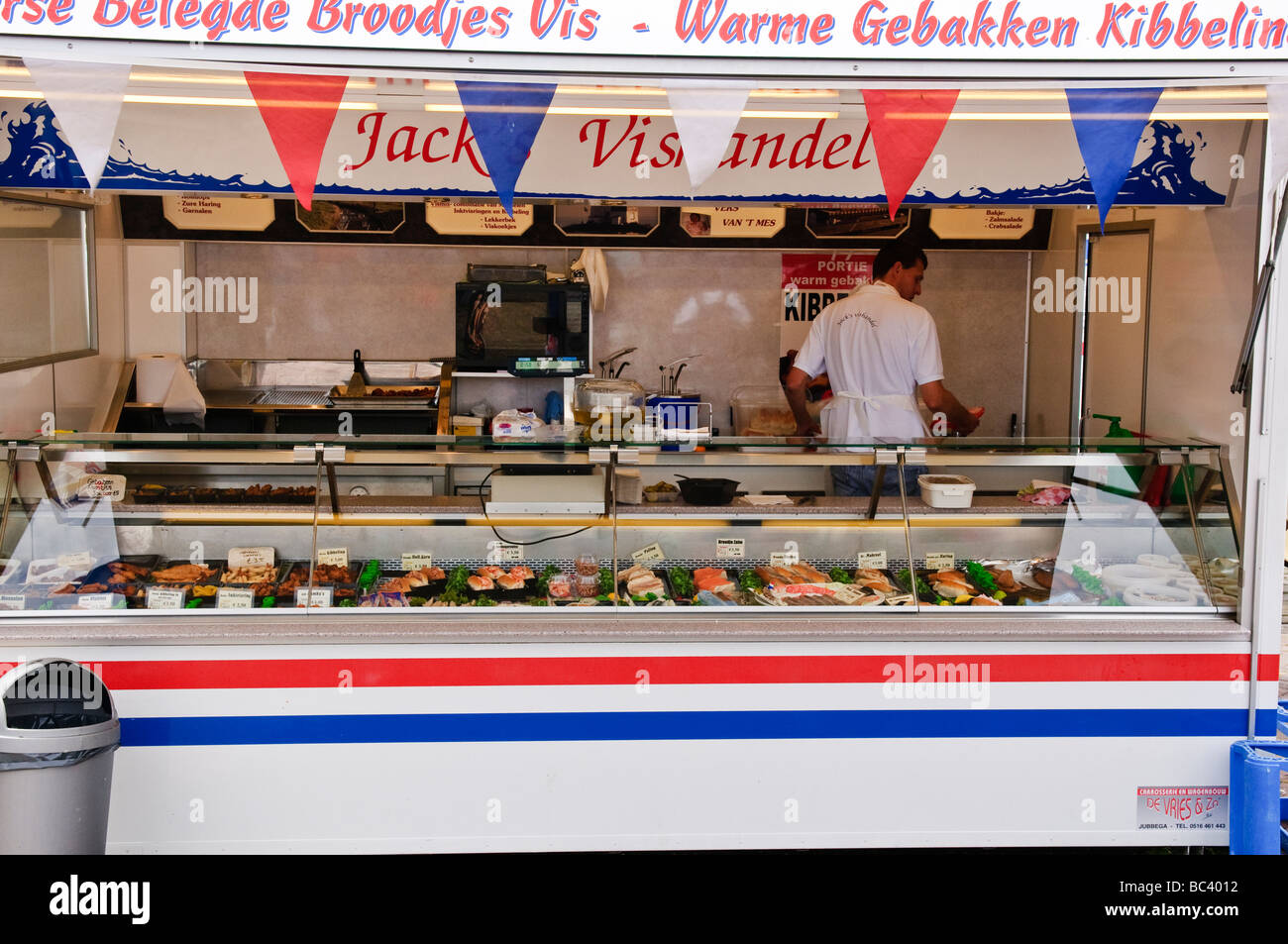 Traditionelle holländische Snacks auf den Verkauf von einem mobilen catering van Stockfoto