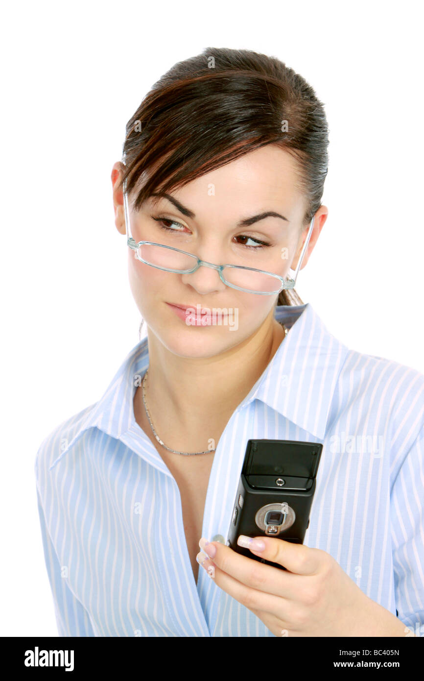 Frau liest Sms Auf Dachmarke praktisch Frau liest Sms auf ihr Handy Stockfoto