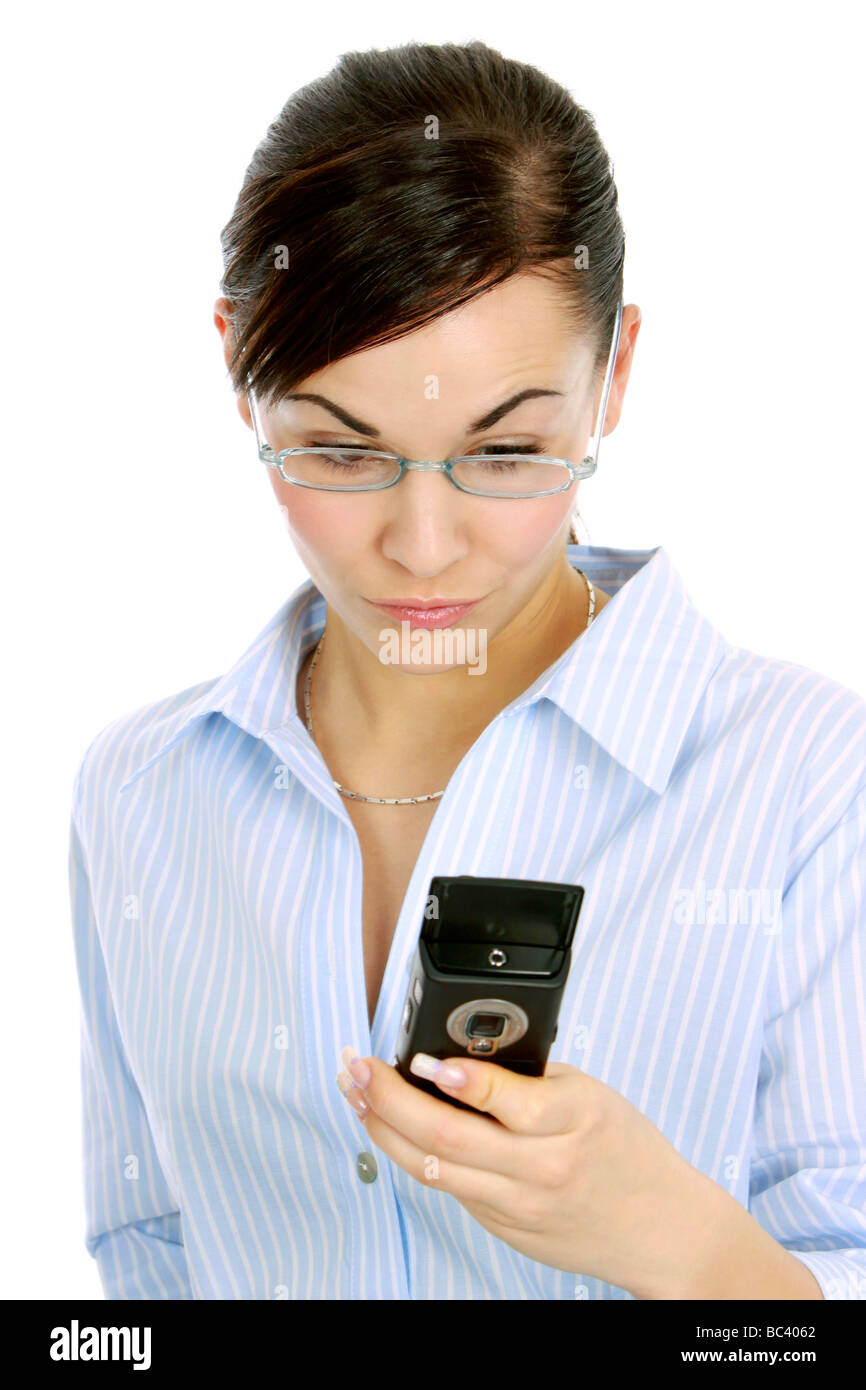 Frau liest Sms Auf Dachmarke praktisch Frau liest Sms auf ihr Handy Stockfoto