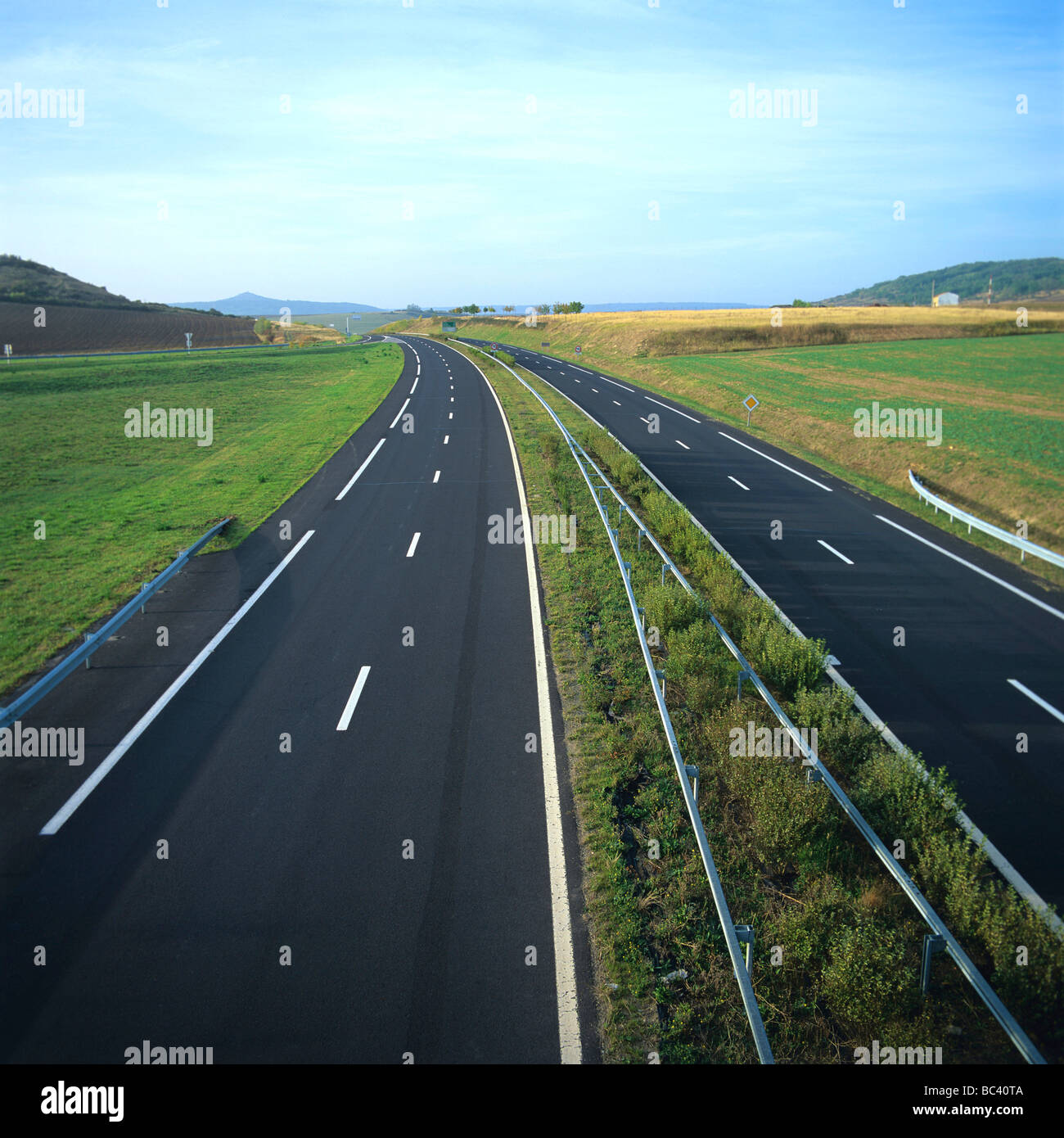 Autobahn / Schnellstraße - leer Stockfoto