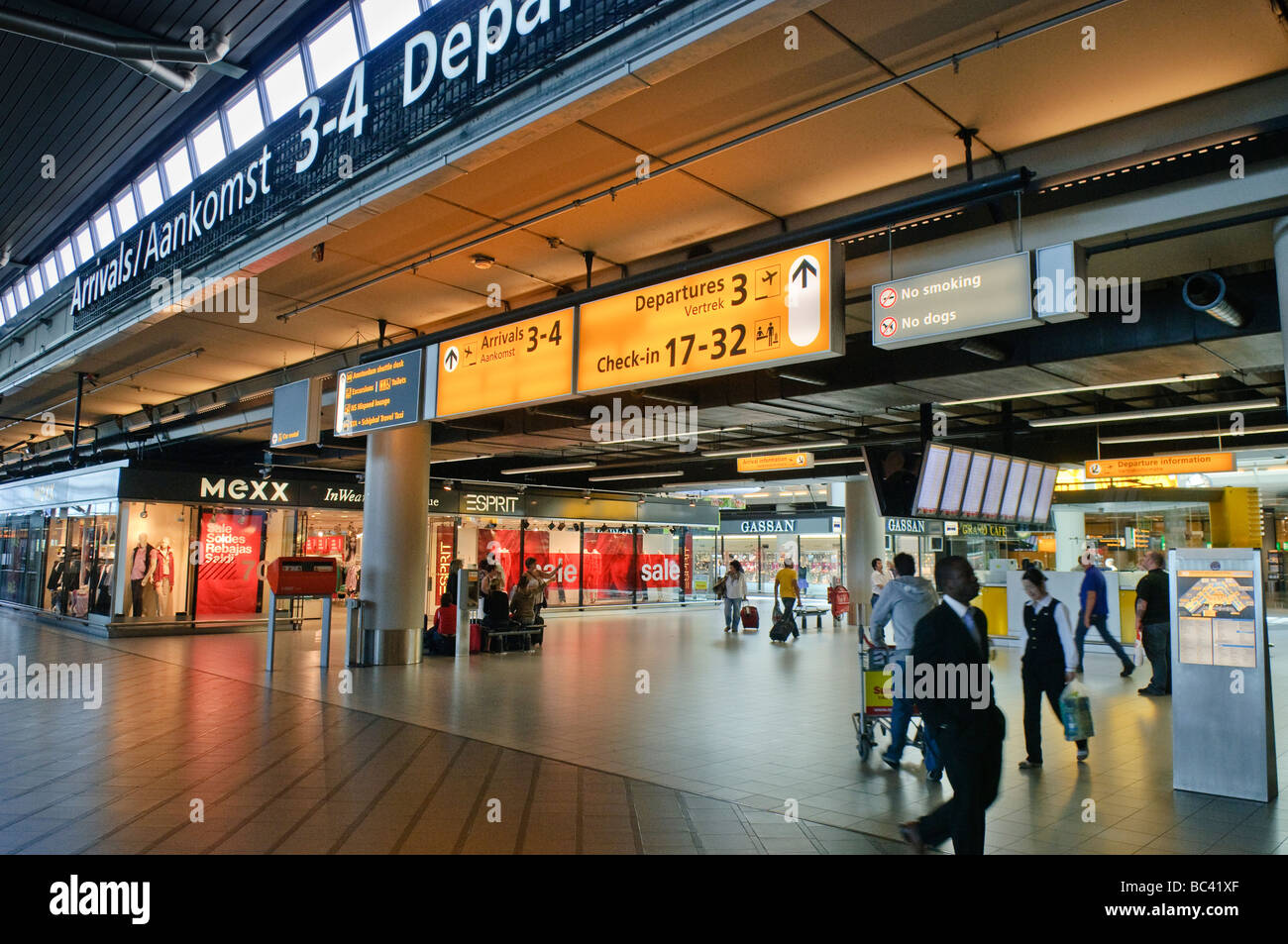 Abflug-Gates auf dem Flughafen Schiphol Stockfotografie - Alamy