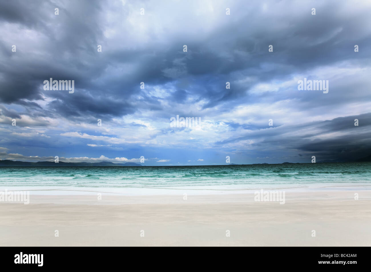 Sandy Beach und dramatischer Himmel Landschaft Stockfoto