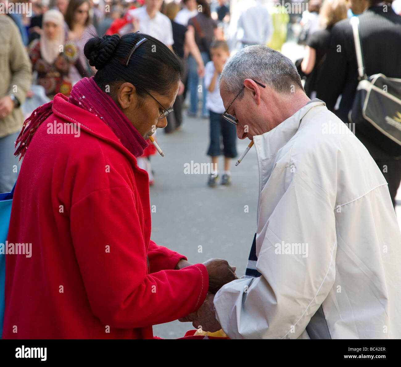 zwei Menschen, die Rauchen Stockfoto