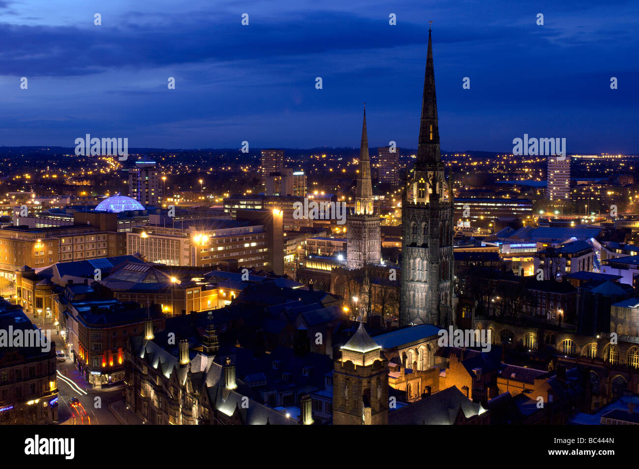 Coventry Stadtzentrum und der Kathedrale bei Nacht Stockfoto