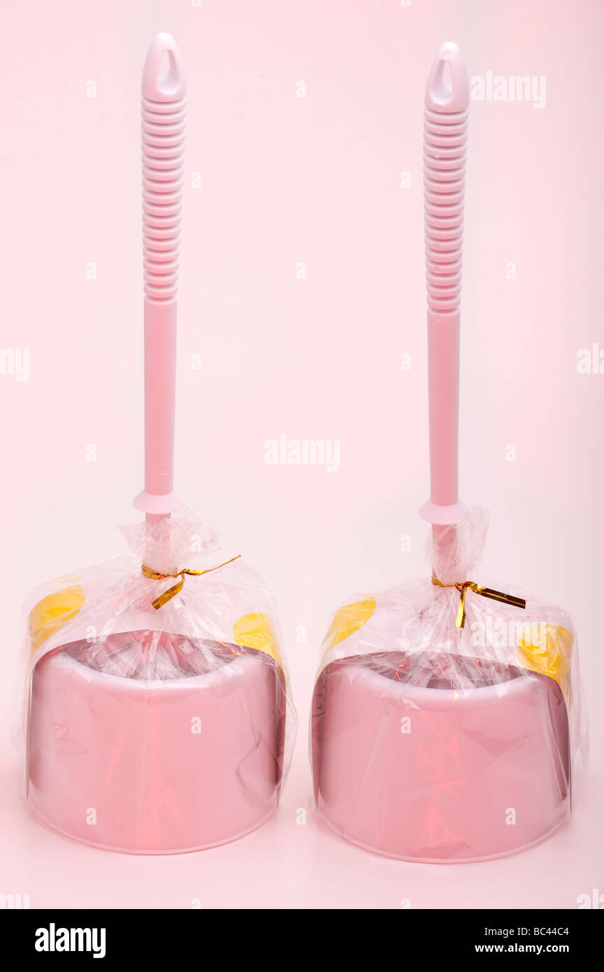 Zwei rosa Zellophan eingewickelt Toilettenbürsten Stockfoto