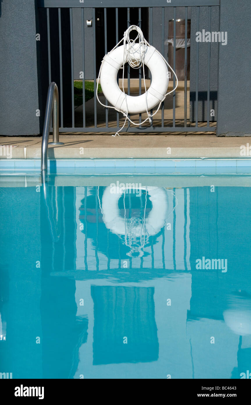 Reflexion der Lebensretter im Pool. Stockfoto