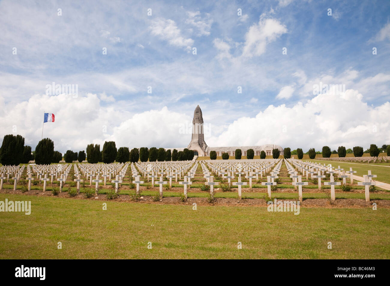 Douaumont Verdun Lothringen Frankreich Gräber an der nationalen französischen Soldatenfriedhof und Beinhaus Ossuaire de Douaumont für WW1 Stockfoto