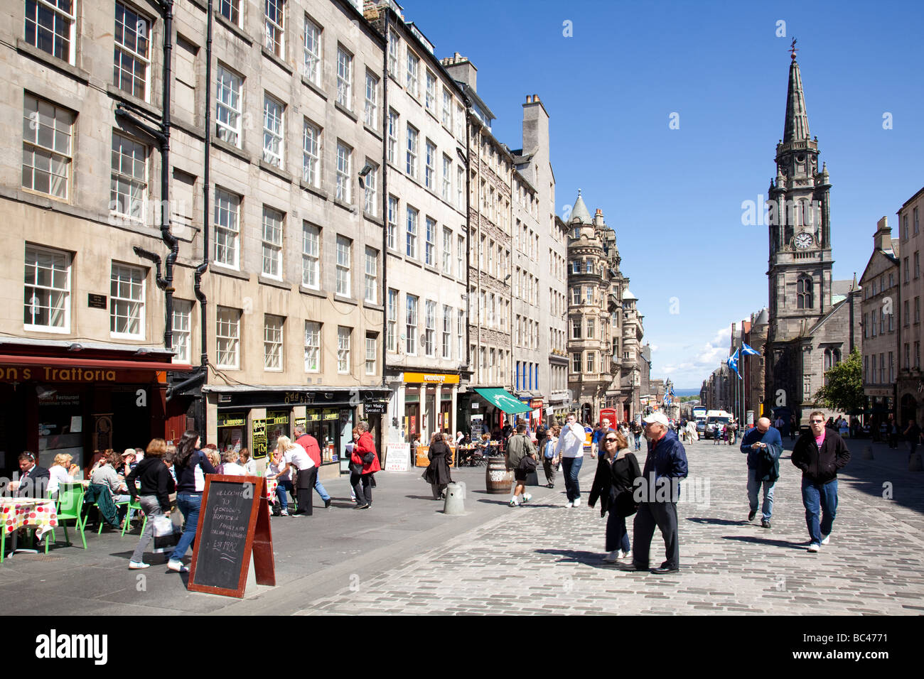 Straßencafés an der Royal Mile, Edinburgh, Schottland Stockfoto