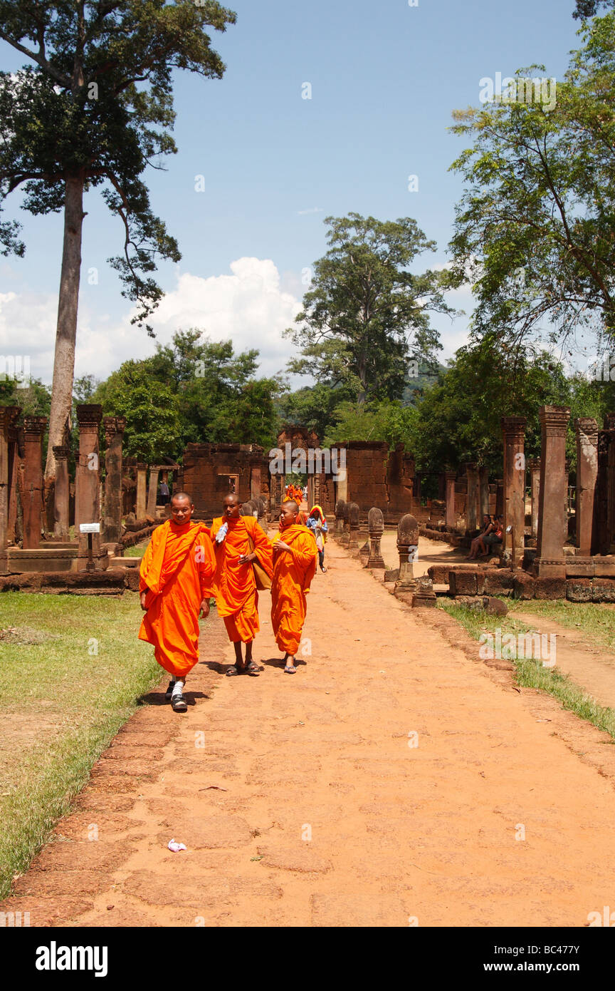 Buddhistische Mönche wandern in den Tempelruinen von Angkor, Kambodscha, 'Banteay Srei', Südost-Asien Stockfoto