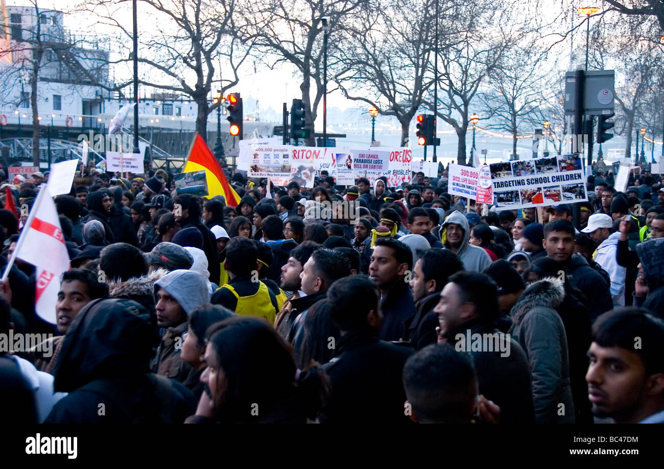 Eine Demonstration für Frieden in Sri Lanka an den Ufern der Themse in London Stockfoto