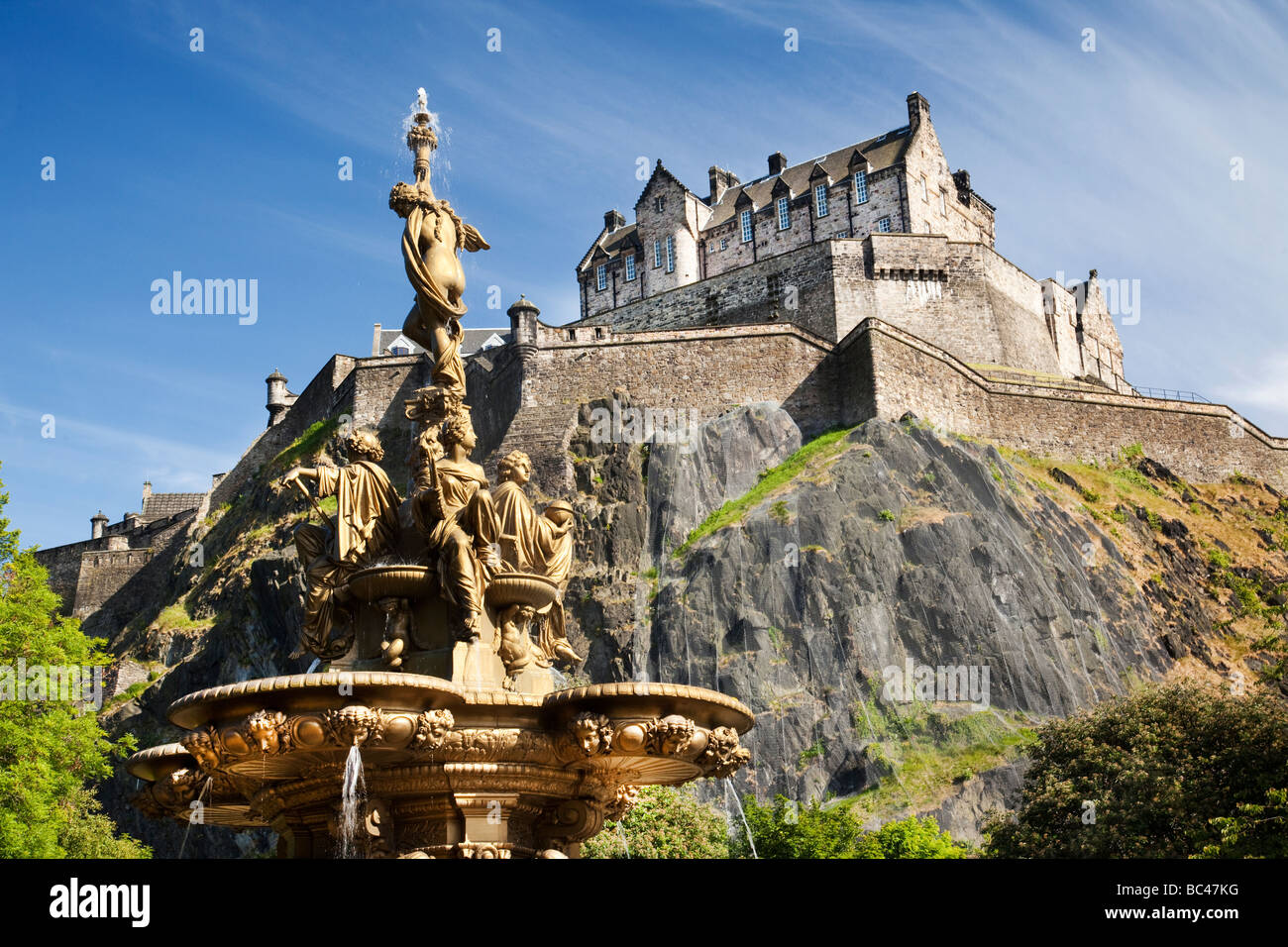 Edinburgh Castle und Ross Fountain Schottland Stockfoto
