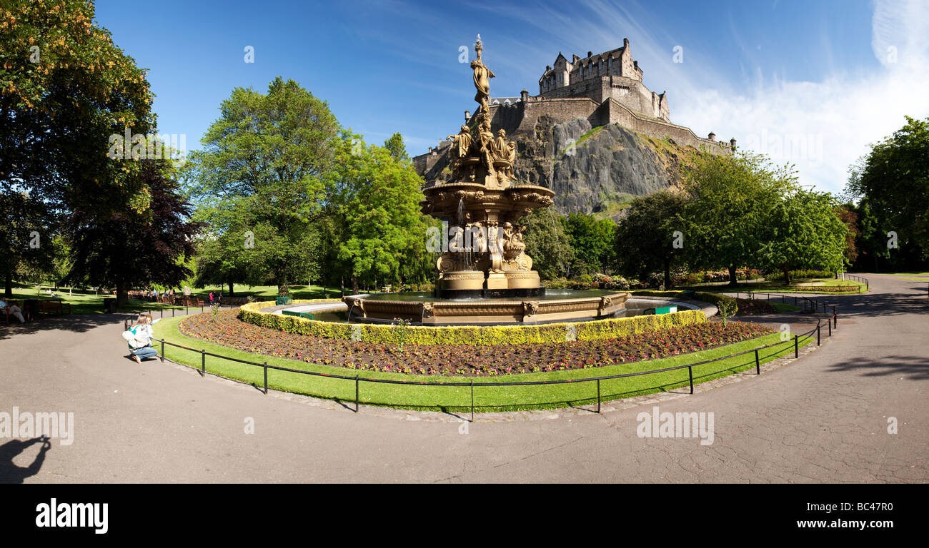 Princess Street Gardens Edinburgh Castle und Ross Fountain Schottland Stockfoto