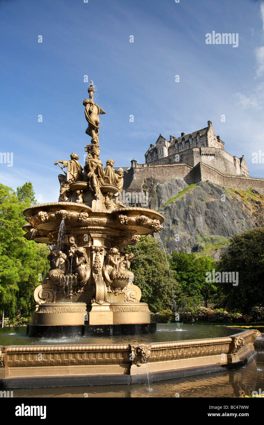 Princess Street Gardens Edinburgh Castle und Ross Fountain Schottland Stockfoto