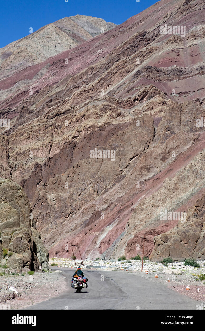 Biker auf der Manali-Leh-Straße. In der Nähe von Gya Dorf. Ladakh. Indien Stockfoto