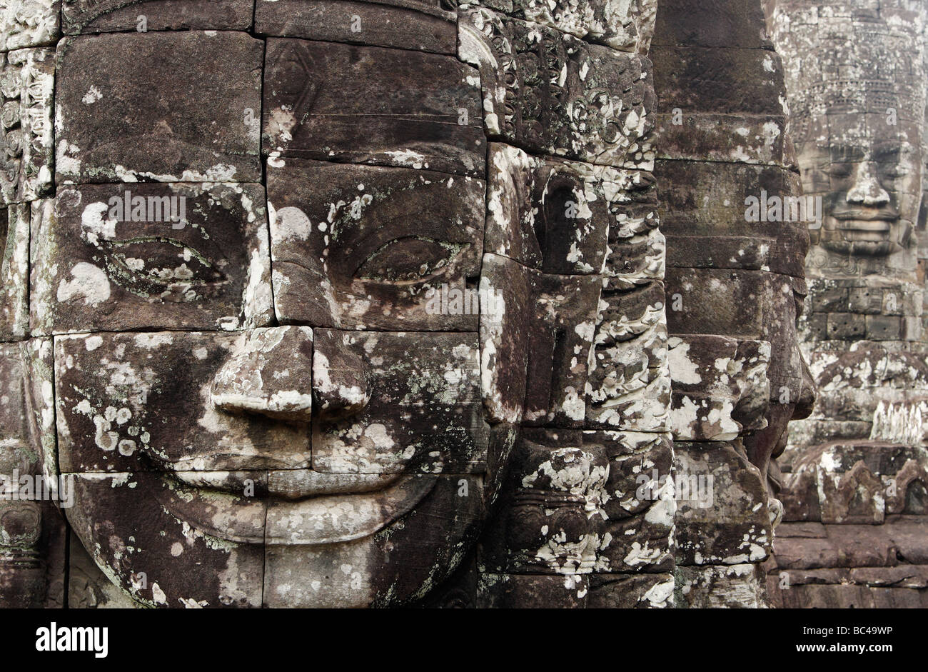 Großen lächelndes Gesicht in Stein gemeißelt, Bayon Tempel Ruinen, [Angkor Thom], Kambodscha Stockfoto