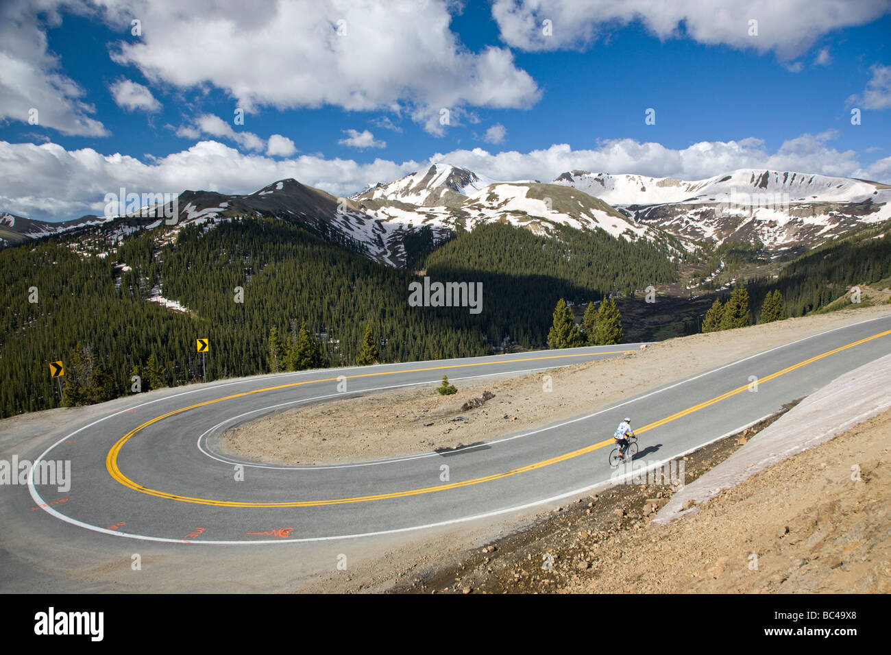 Radfahrer, die während der jährlichen Ride The Rockies bis Independence Pass in Colorado Reiten Fahrrad tour Stockfoto