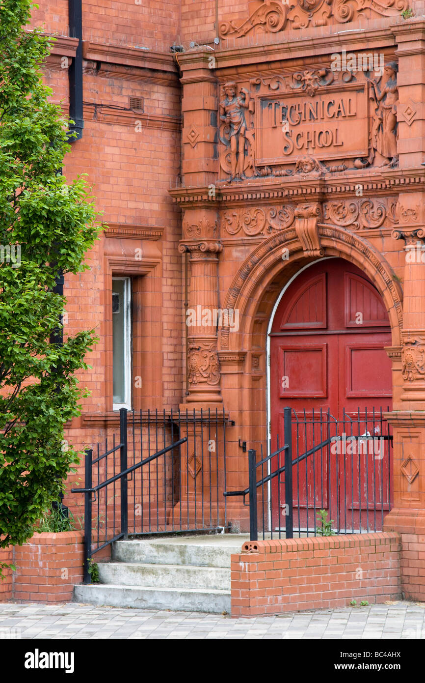 Alte technische Schule Eingang Widnes Industriestadt Stadtteil Halton Cheshire England. Stockfoto