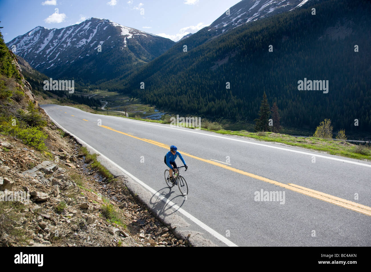 Radfahrer, die während der jährlichen Ride The Rockies bis Independence Pass in Colorado Reiten Fahrrad tour Stockfoto