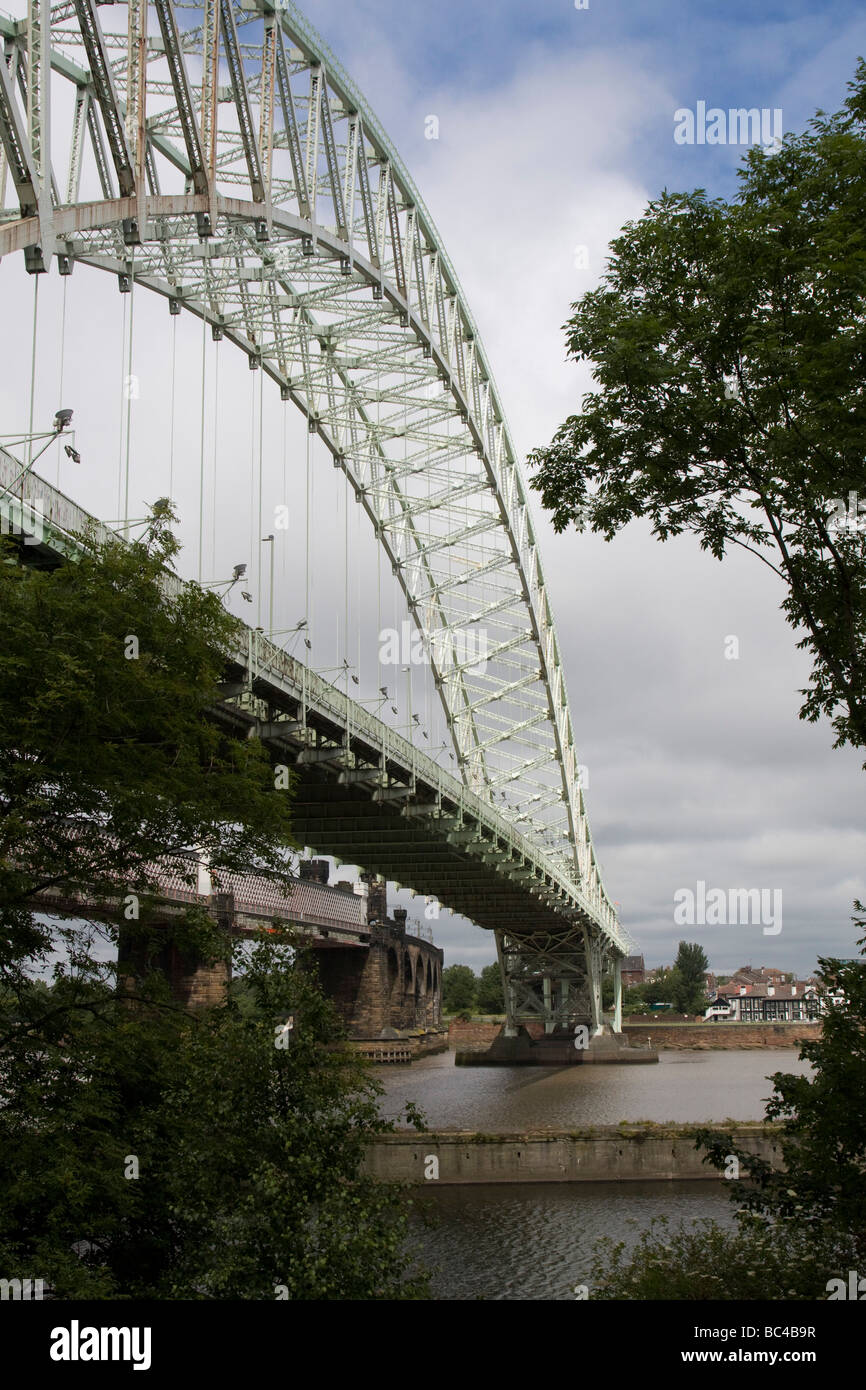 Silver Jubilee Bridge überquert den Fluss Mersey und den Manchester Ship Canal bei Runcorn Gap zwischen Runcorn und Widnes Cheshire. Stockfoto