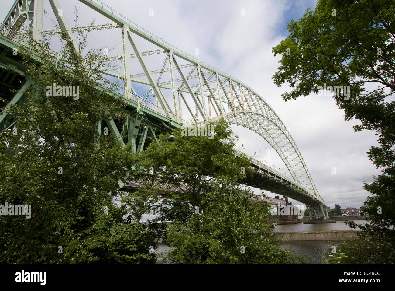 Silver Jubilee Bridge überquert den Fluss Mersey und den Manchester Ship Canal bei Runcorn Gap zwischen Runcorn und Widnes Cheshire. Stockfoto