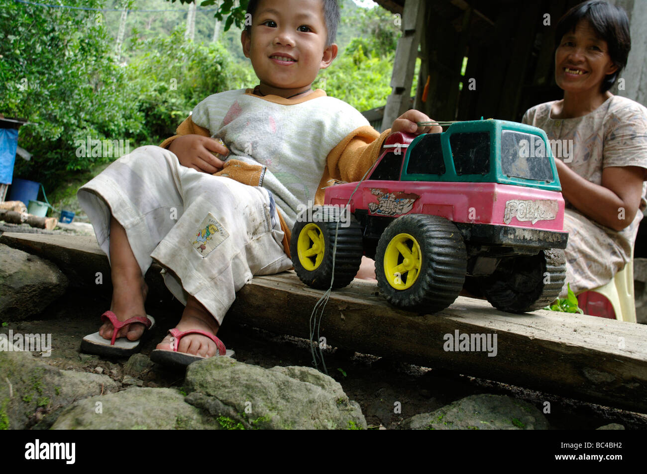 Kind mit Spielzeug LKW, Batad, in der Nähe von Banaue, Ifugao, North Luzon, Philippinen Stockfoto