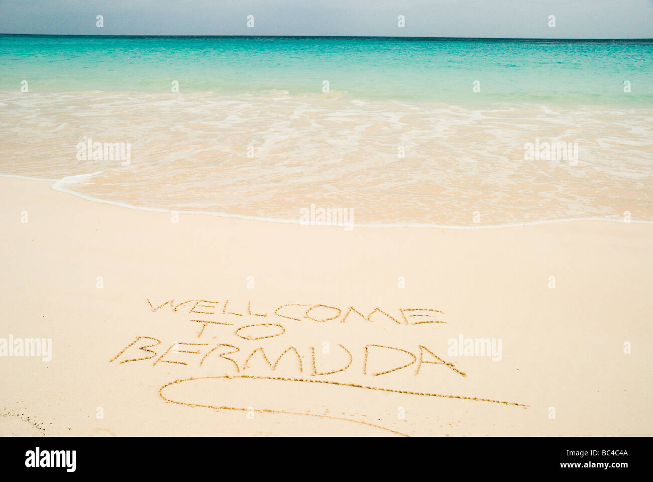 Pink Sand Beach Szene mit Willkommen auf Bermuda im Sand Horseshoe Bay, Southampton, Southampton Parish Bermuda geschrieben. Stockfoto