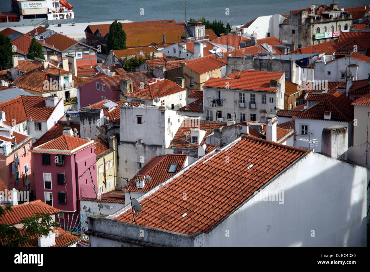 Geringe Luftaufnahme aus dem Hügel Alfama Viertel in Lissabon Stockfoto