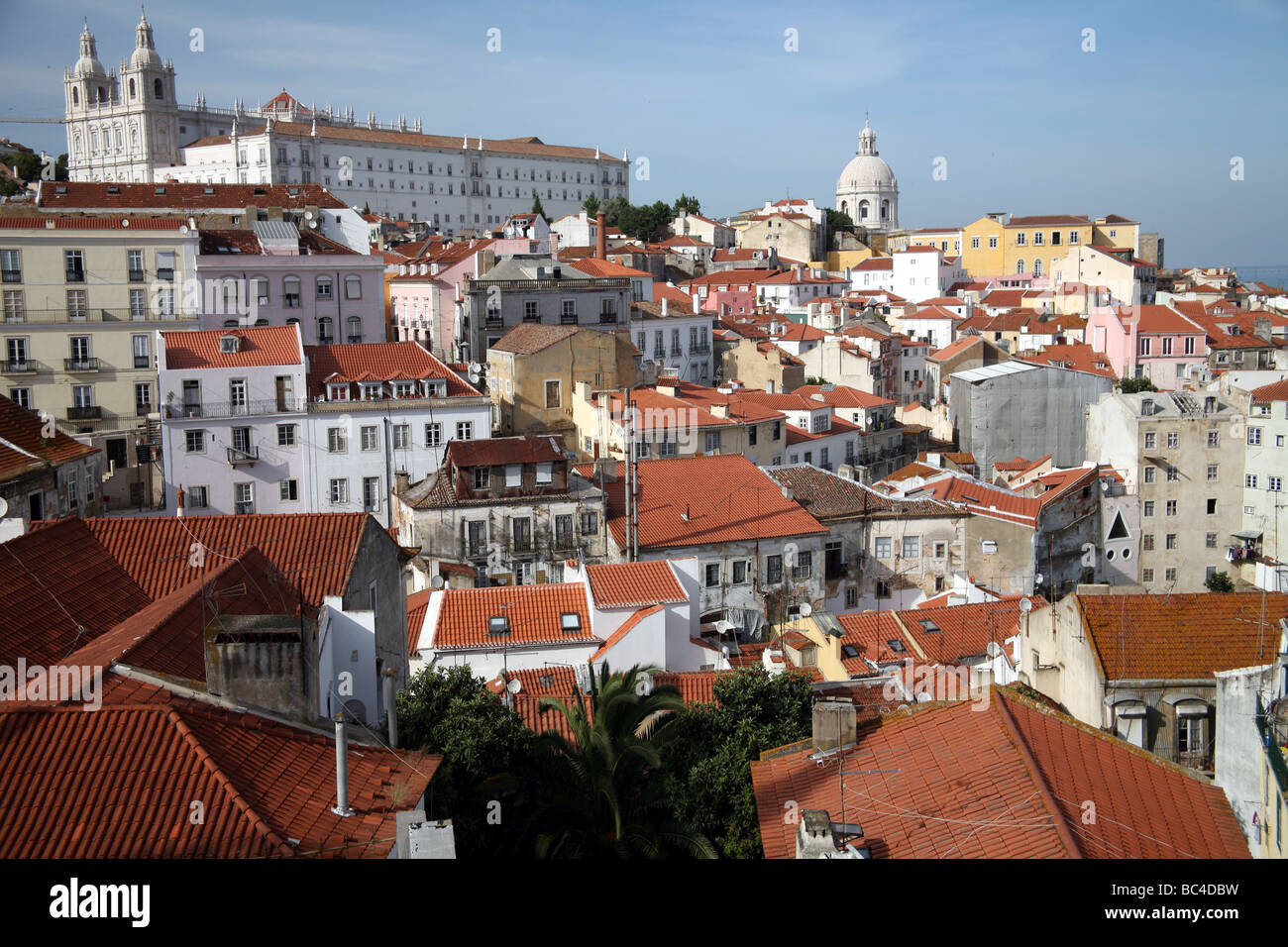 Geringe Luftaufnahme aus dem Hügel Alfama Viertel in Lissabon Stockfoto