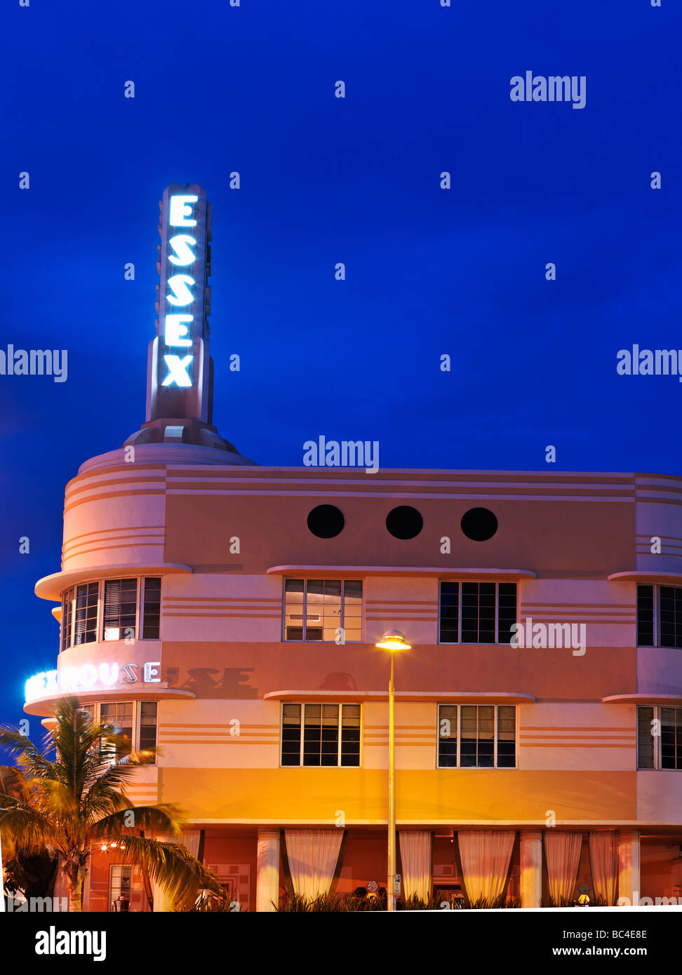 Art-Deco-Hotel in South Beach, Miami, Außenansicht des Hotels Essex in der Abenddämmerung Stockfoto