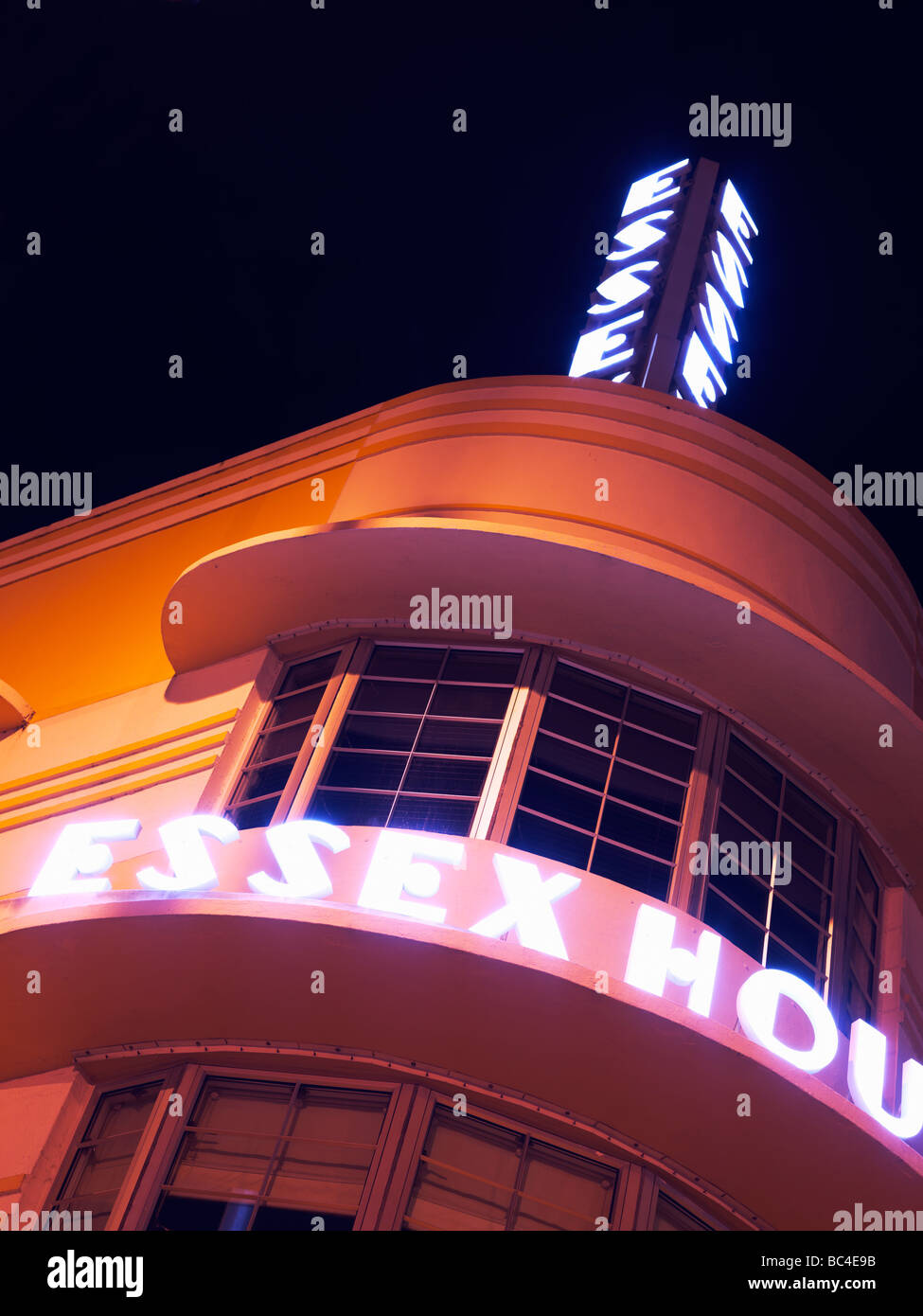 Art-Deco-Hotel in South Beach, Miami, Außenansicht des Essex Hotel bei Nacht Stockfoto