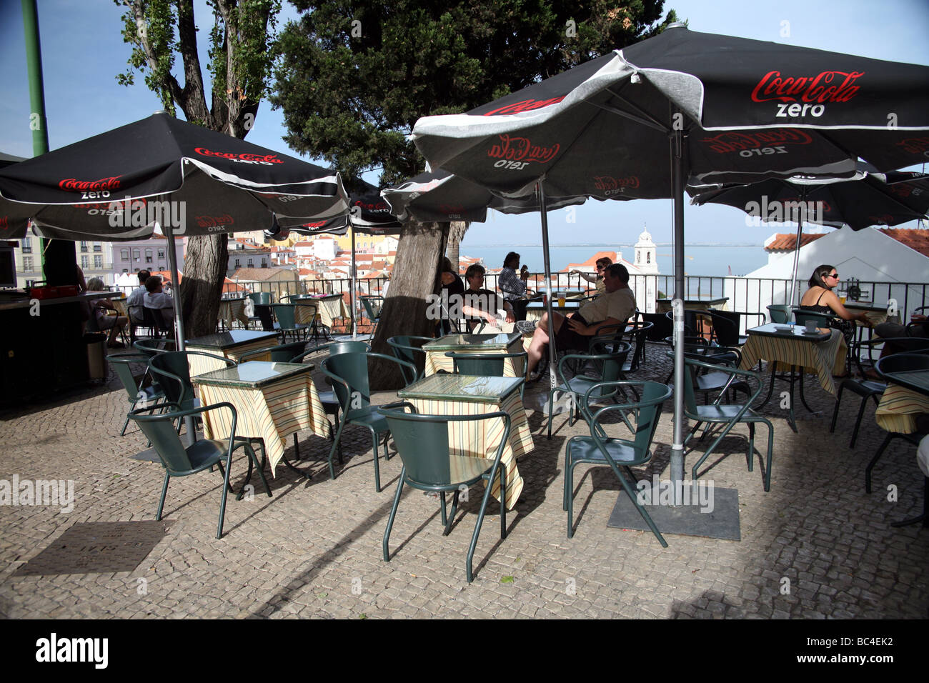 Altes Café über die Hügel der Alfama Nachbarschaft in Lissabon Stockfoto