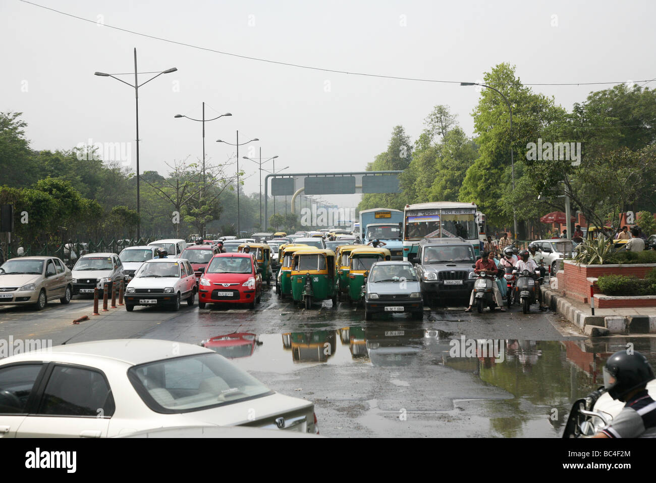 Typische Verkehr an einem Juncxtion in Neu-Delhi Stockfoto