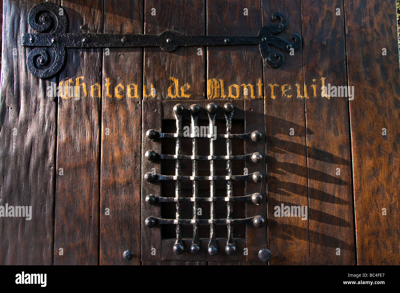 Alte historische hölzerne Eingangstür zum Luxus Hotel Chateau de Montreuil, Montreuil-Sur Mer.  Frankreich Stockfoto