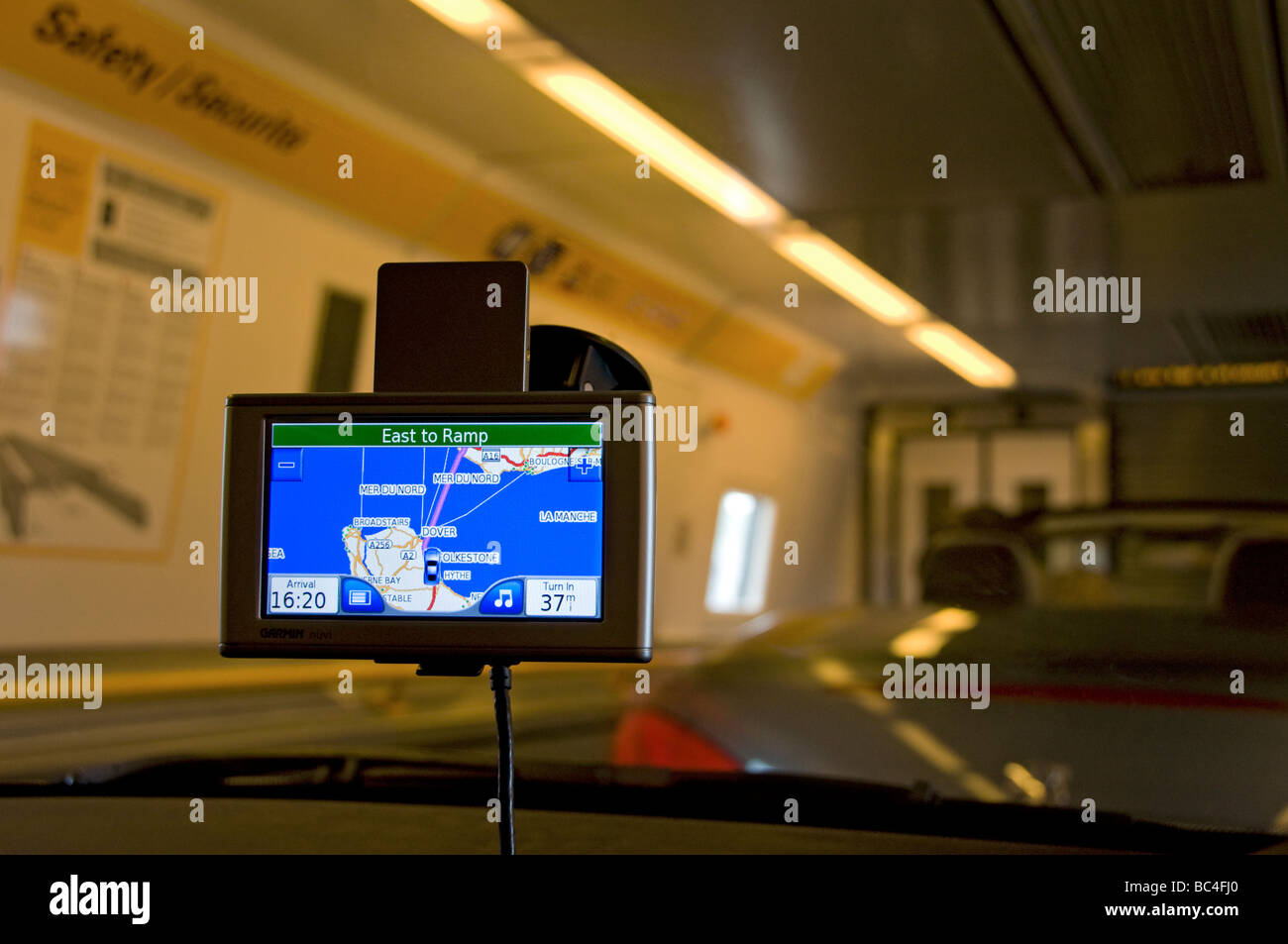 Einstieg in den „Shuttle“-Zug „La Manche“ Eurotunnel mit GPS-Satellitennavigationsbildschirm, auf dem die Position des Fahrzeugs in der Kutsche angezeigt wird Stockfoto