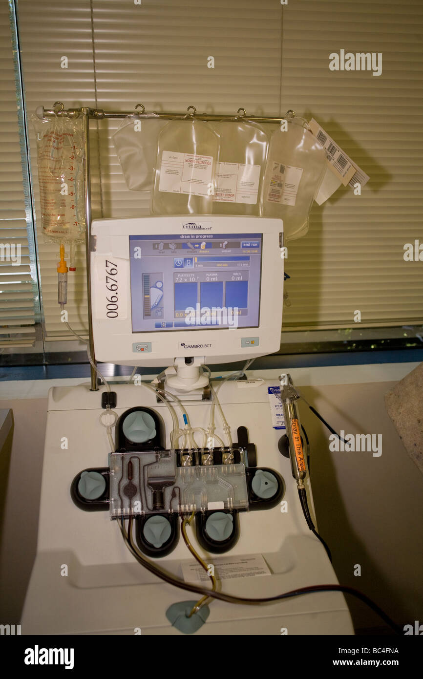 Kalifornien rote Kreuz Techniker mit Blutplättchen Spender. Herr © Myrleen Pearson Stockfoto