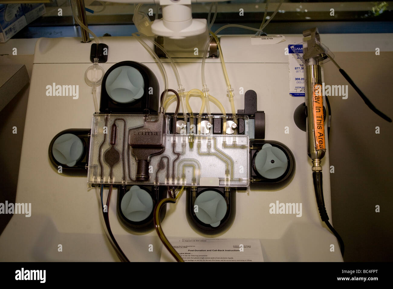 Kalifornien rote Kreuz Techniker mit Blutplättchen Spender. Herr © Myrleen Pearson Stockfoto