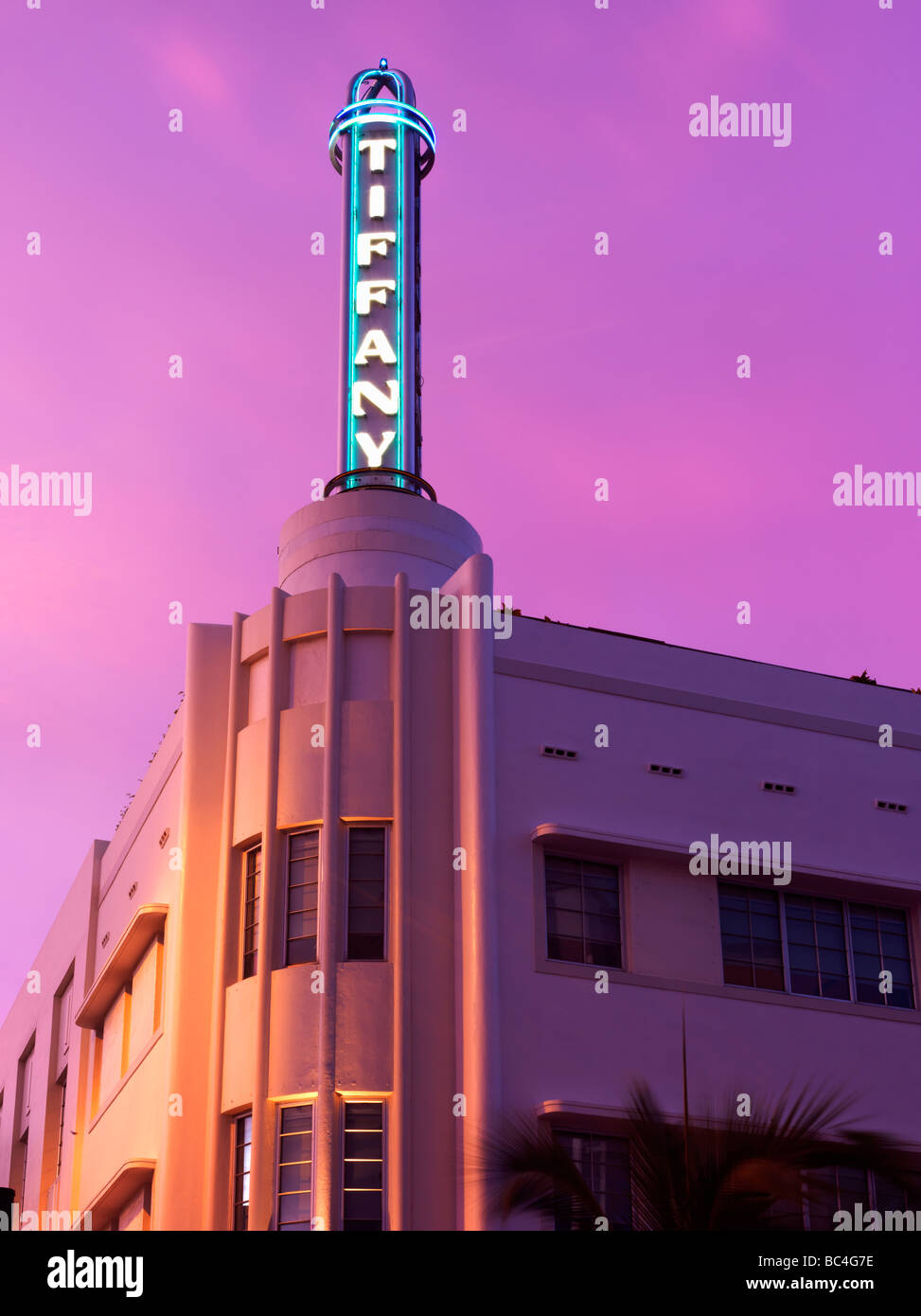 Art-Deco-Architektur, South Beach, Miami, Hotel, Außenansicht in der Abenddämmerung Stockfoto