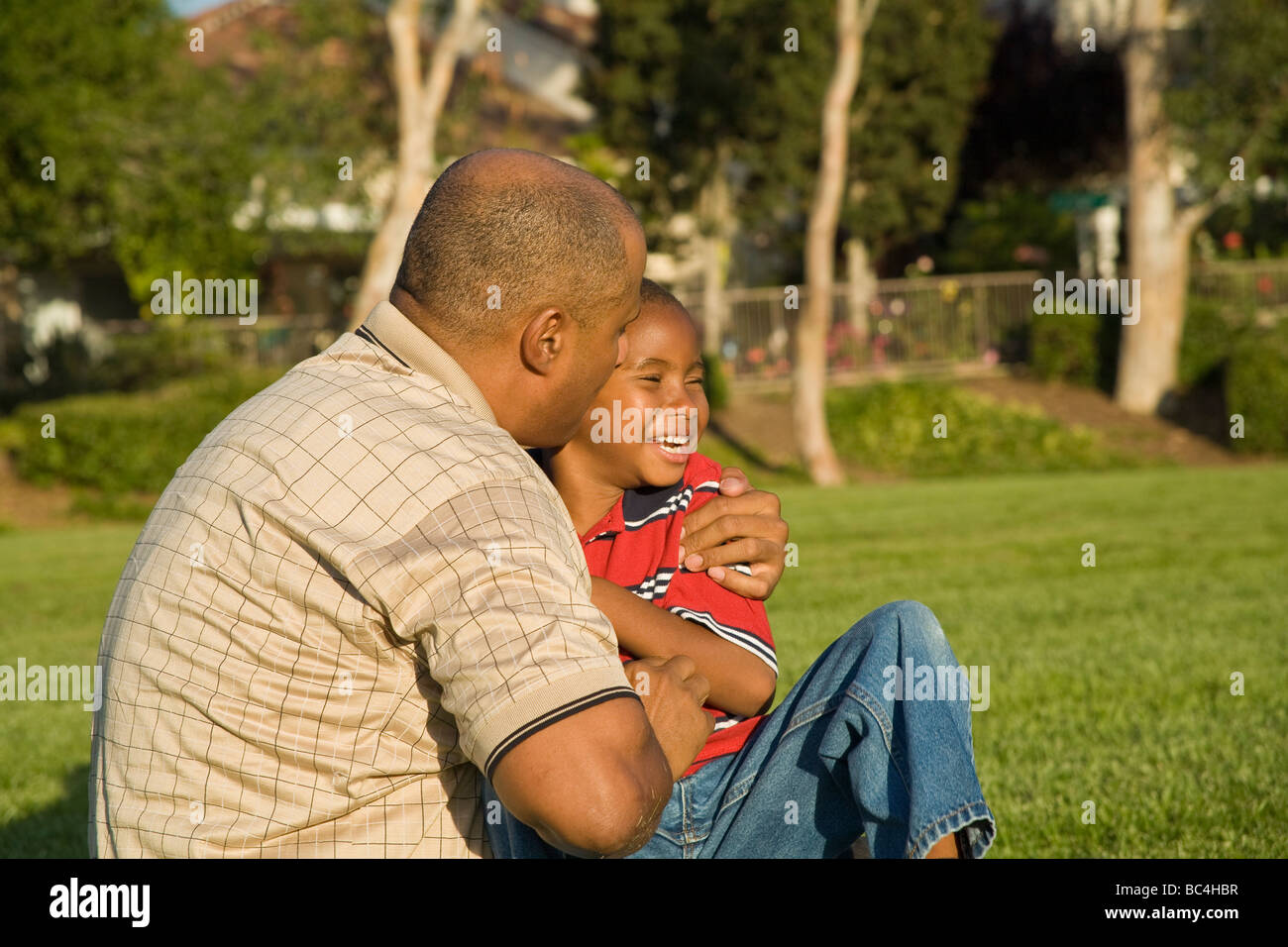 Kalifornien 2008.  Afrikanisch-amerikanischen Eltern Vater und Sohn genießen einander außerhalb. Herr © Myrleen Pearson Stockfoto