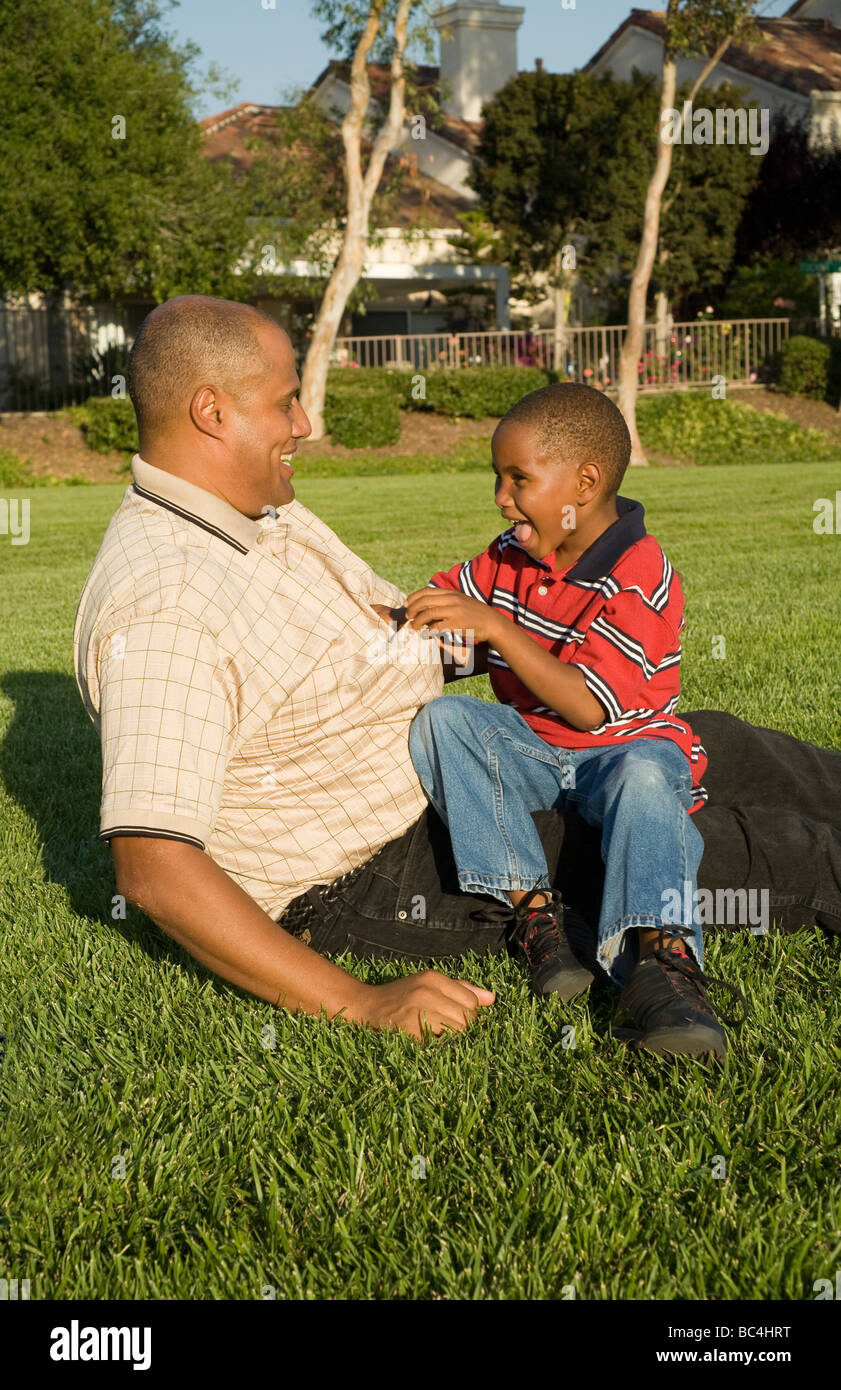 Kalifornien 2008. Afro-Amerikaner Elternteil Vater und Sohn genießen einander außerhalb. Herr © Myrleen Pearson Stockfoto