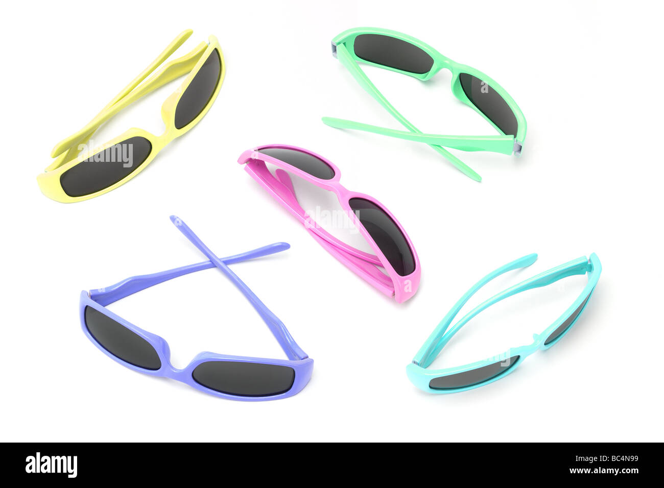 Multicolor Spielzeug Sonnenbrille auf weißem Hintergrund angeordnet Stockfoto