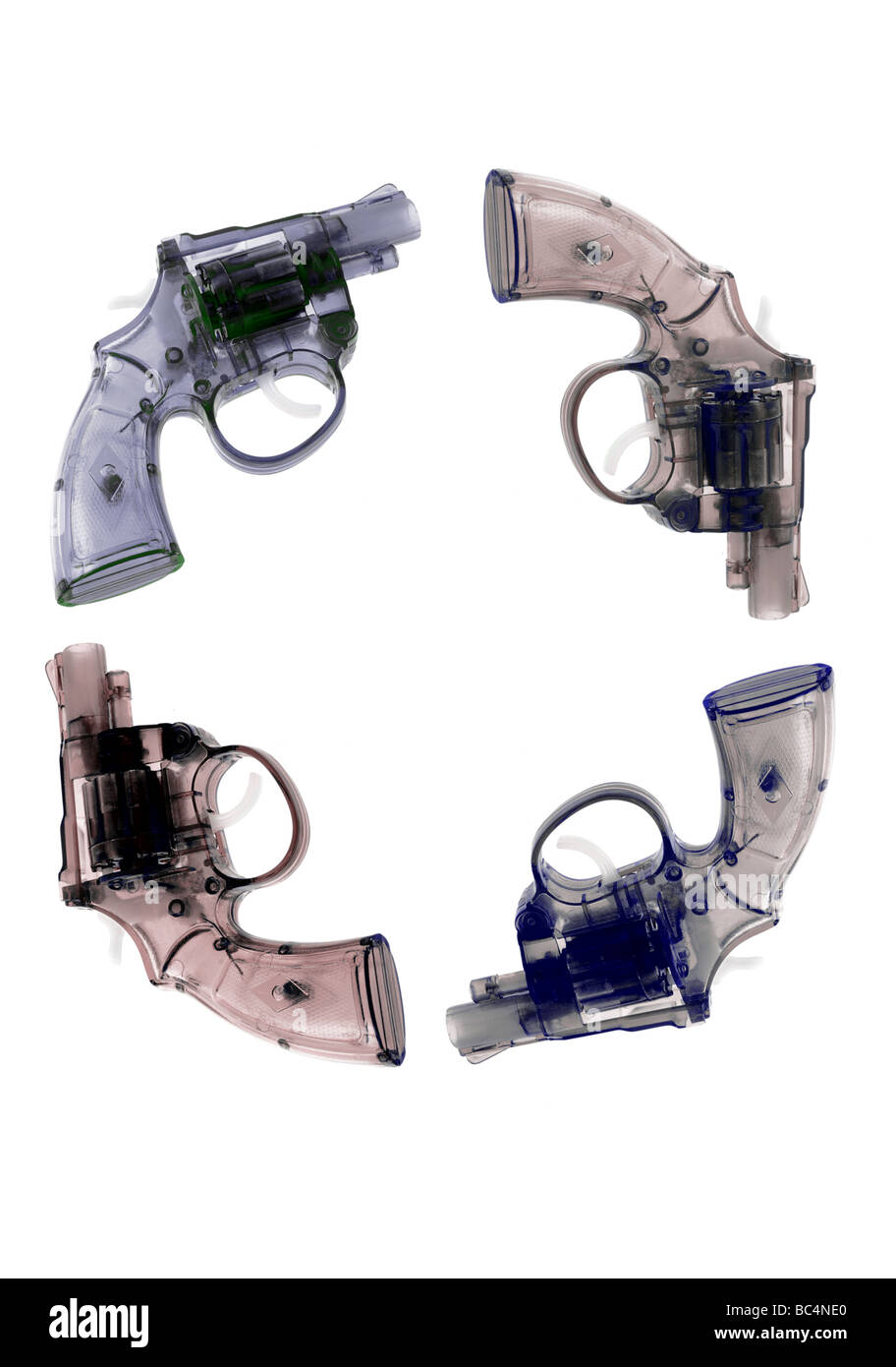 Vier Kunststoff-Spielzeug-Waffen auf weißem Hintergrund angeordnet Stockfoto